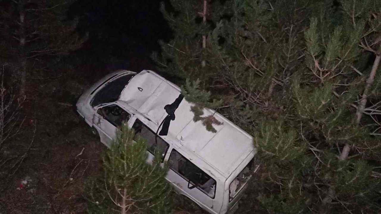 40 metreden uçuruma yuvarlanan minibüs ağaca çarparak asılı kaldı: 3 yaralı