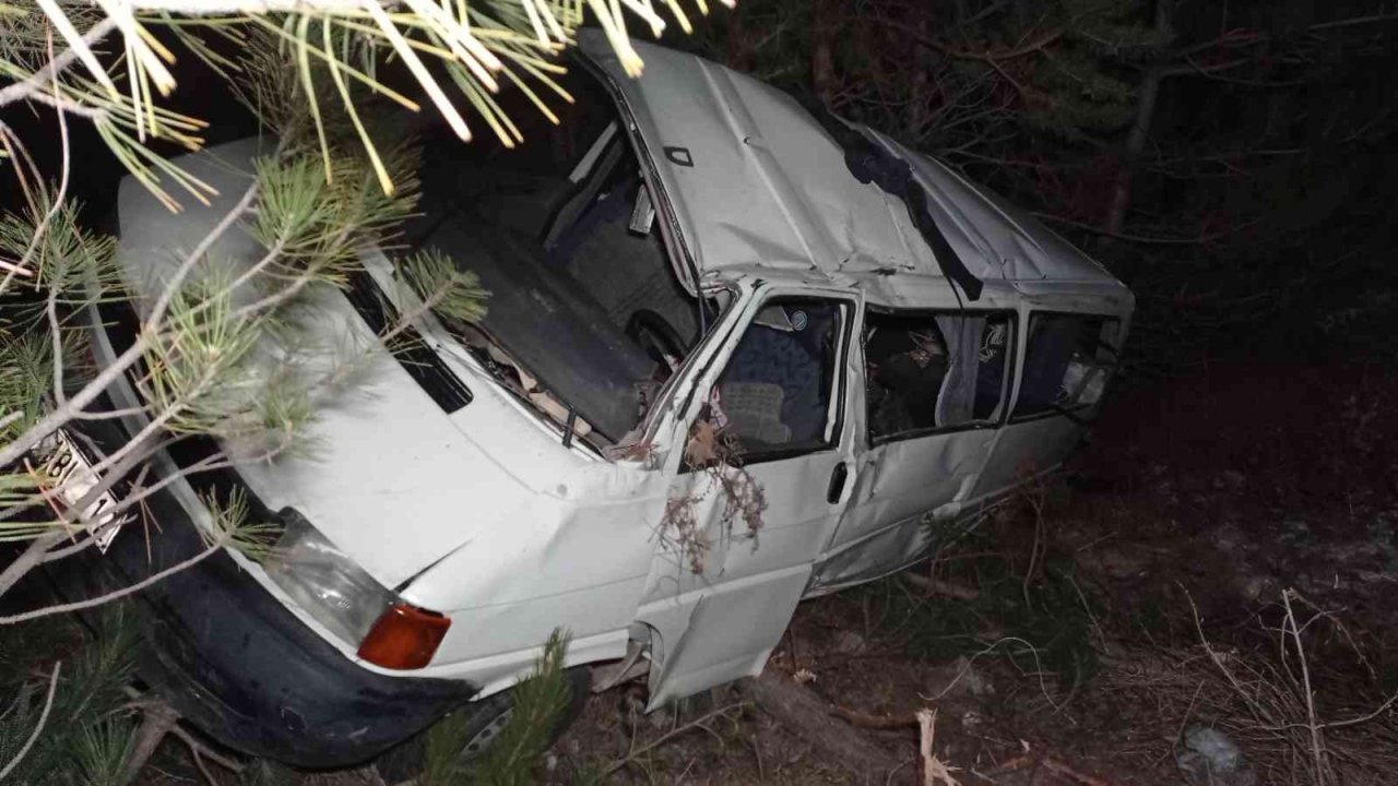 40 metreden uçuruma yuvarlanan minibüs ağaca çarparak asılı kaldı: 3 yaralı