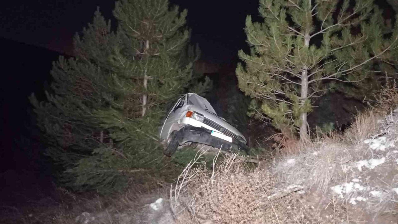 40 metreden uçuruma yuvarlanan minibüs ağaca çarparak asılı kaldı: 3 yaralı