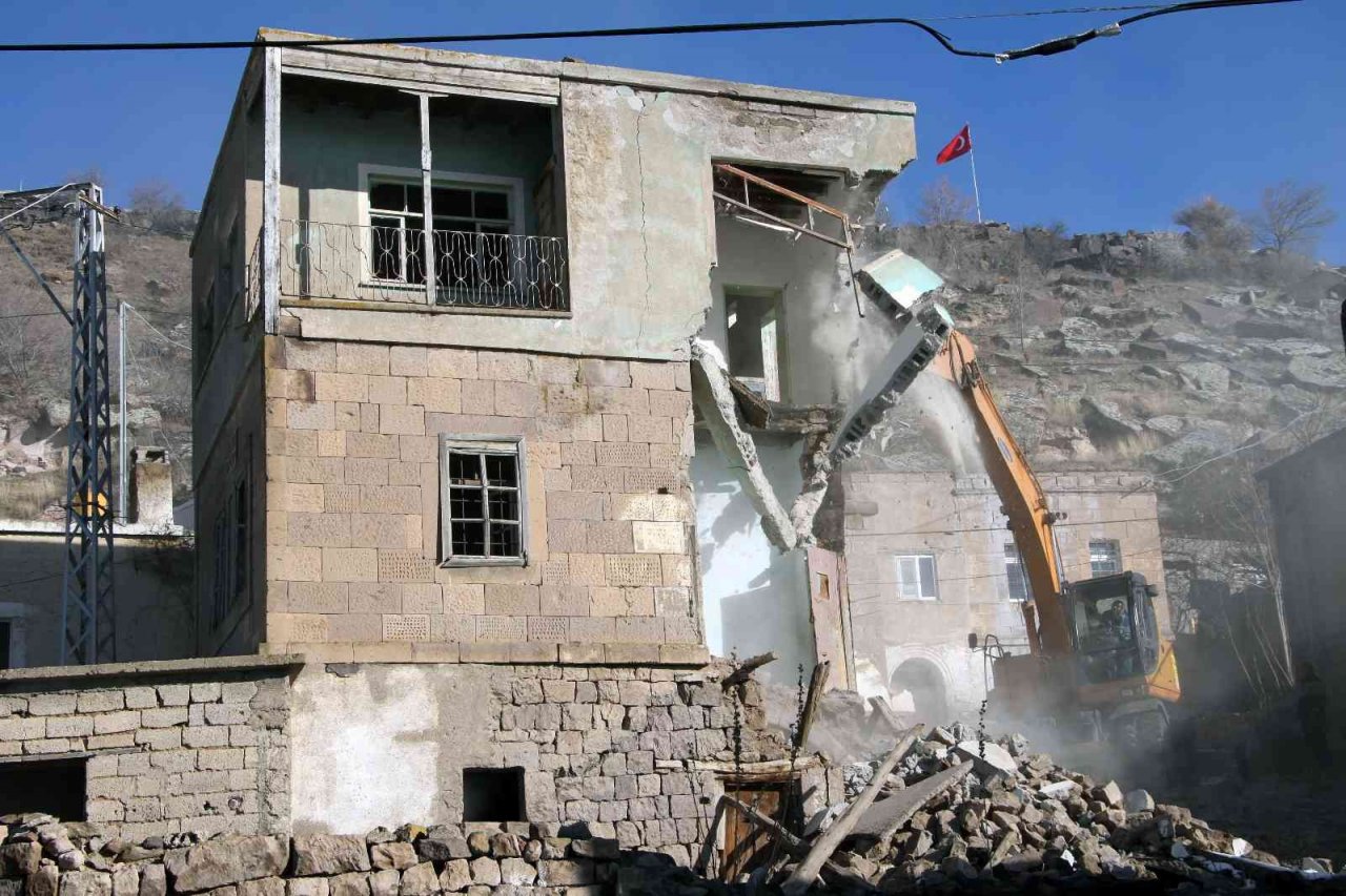 Talas kırsalında metruk binalar yıkılıyor
