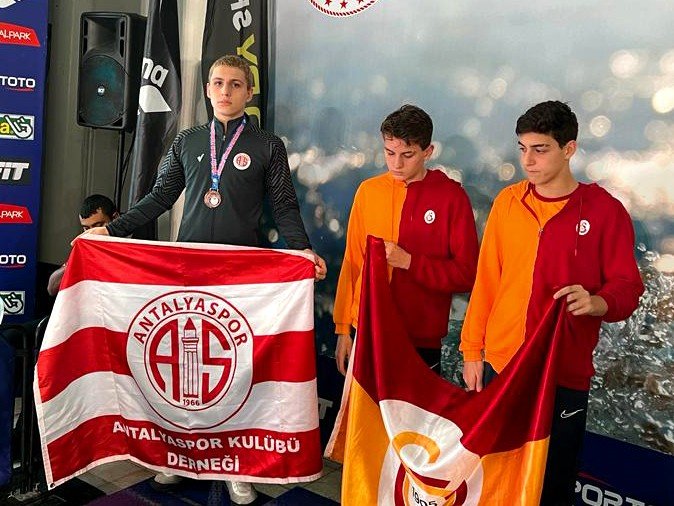 Yüzücüler Antalyaspor bayrağını kürsüye taşıdı