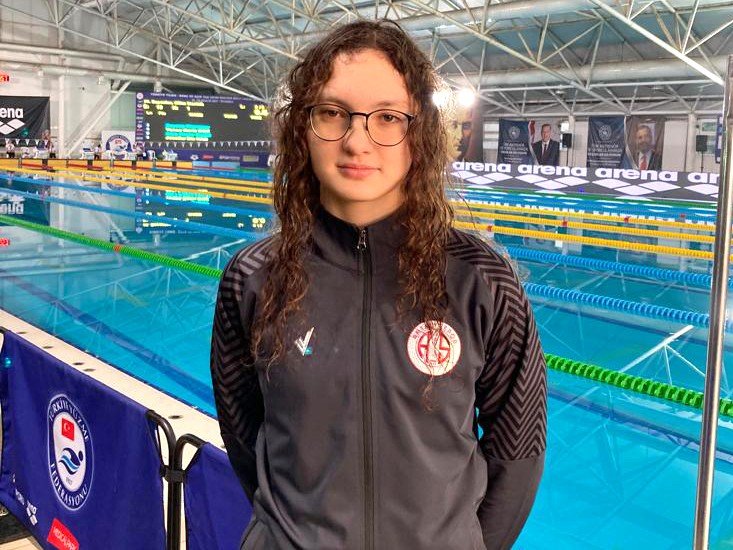 Yüzücüler Antalyaspor bayrağını kürsüye taşıdı