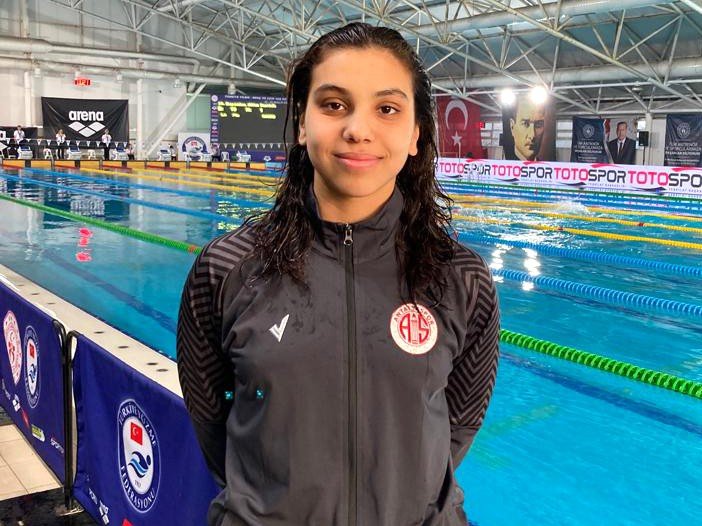 Yüzücüler Antalyaspor bayrağını kürsüye taşıdı