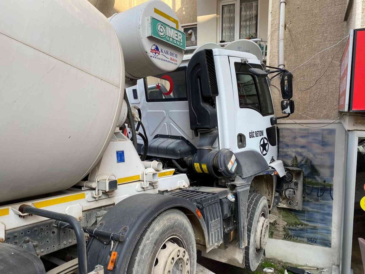 Üsküdar’da beton mikserinin binaya çarptığı anlar kamerada