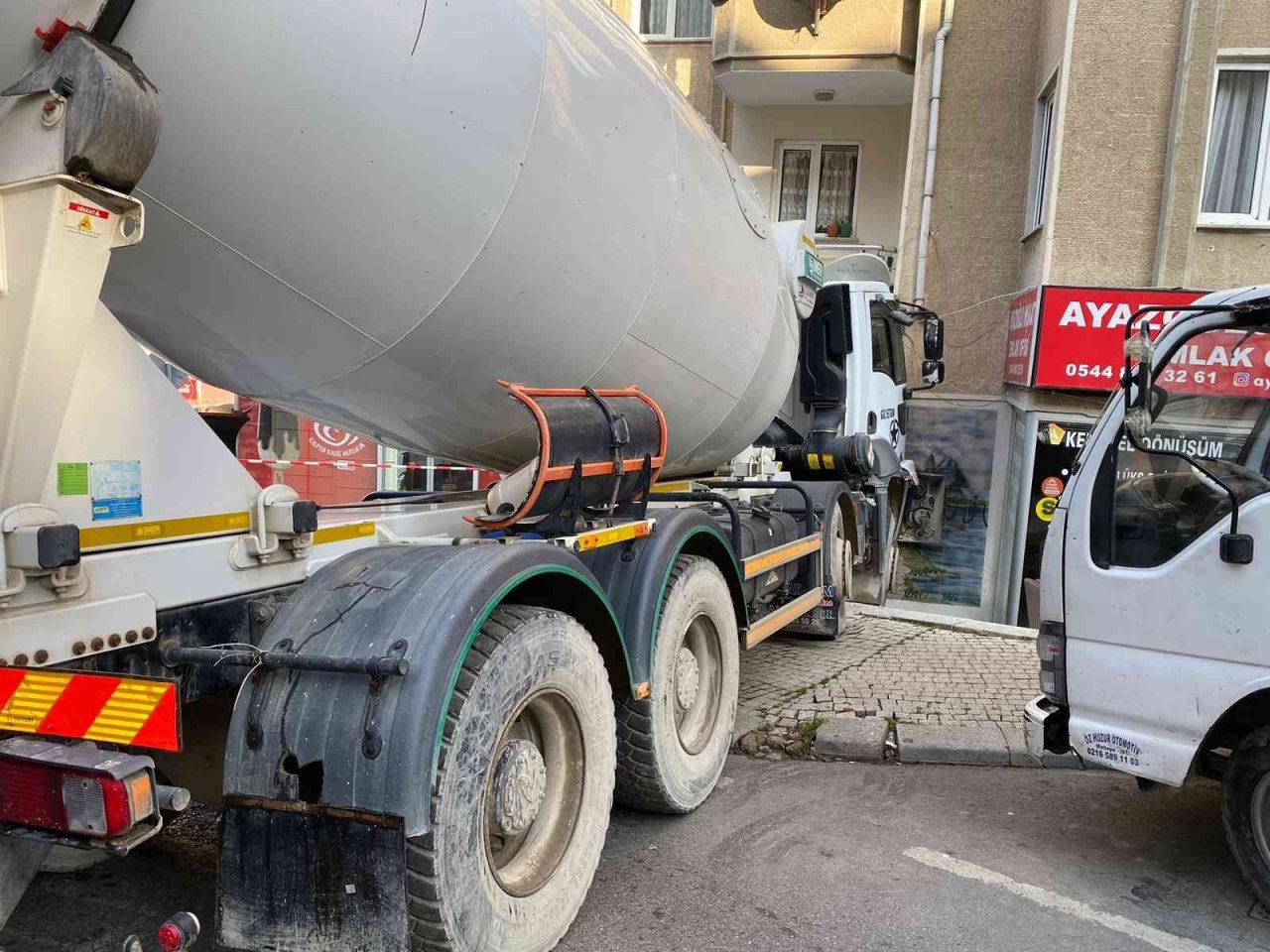 Üsküdar’da beton mikserinin binaya çarptığı anlar kamerada