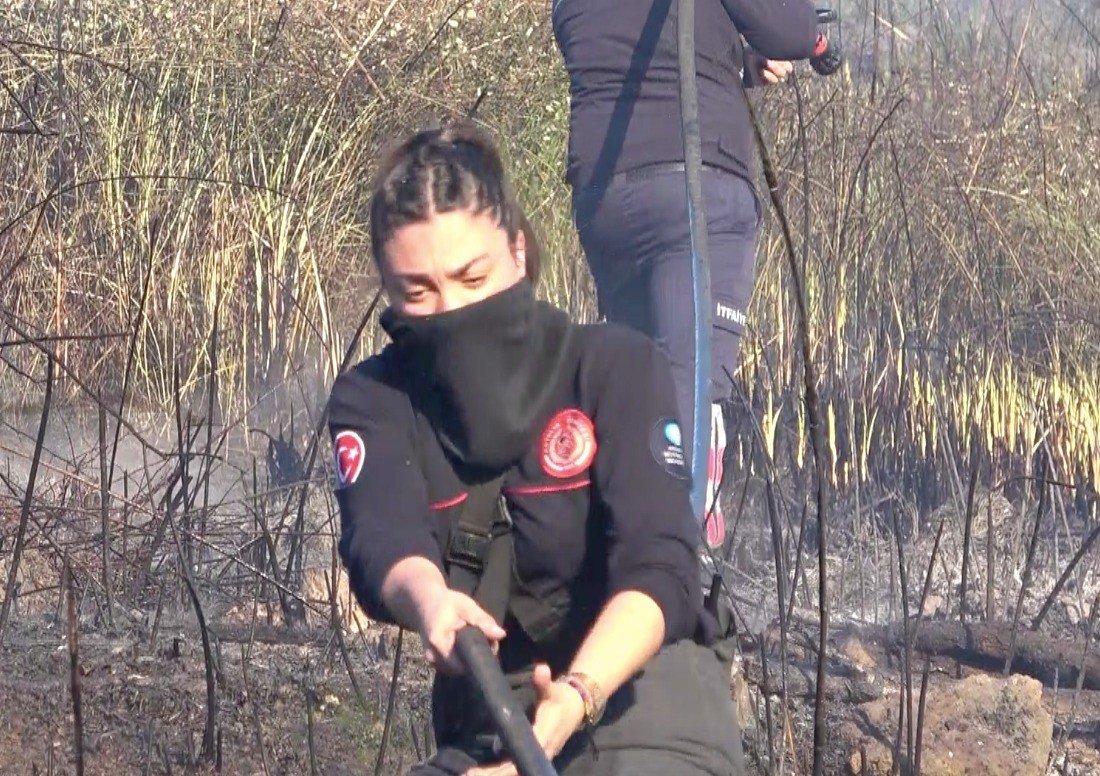 Kadın itfaiyeciler alevlerin arasında erkek meslektaşlarını aratmadı