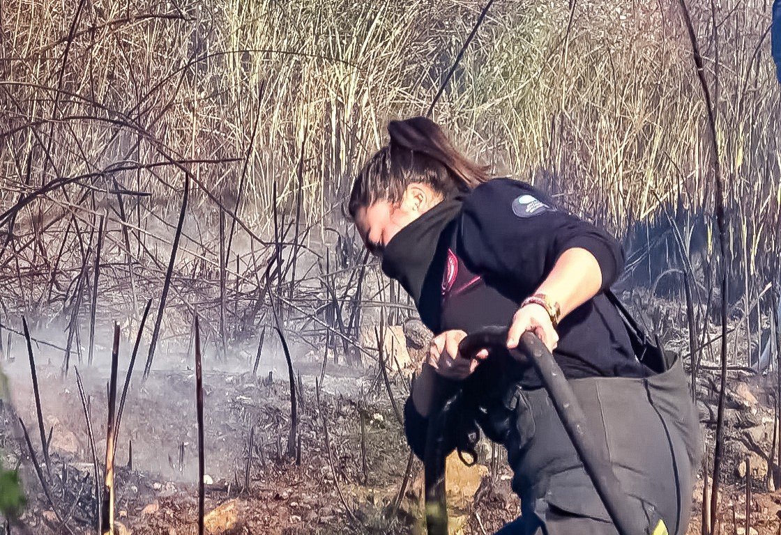Kadın itfaiyeciler alevlerin arasında erkek meslektaşlarını aratmadı