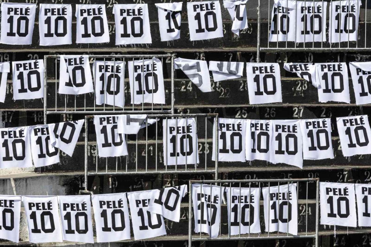 Pele, son yolculuğuna uğurlandı