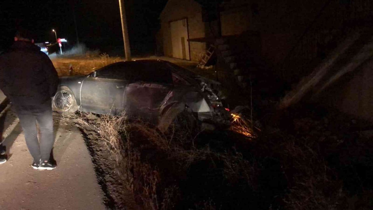 Şarampole devrilen otomobil sürücüsü ağır yaralandı