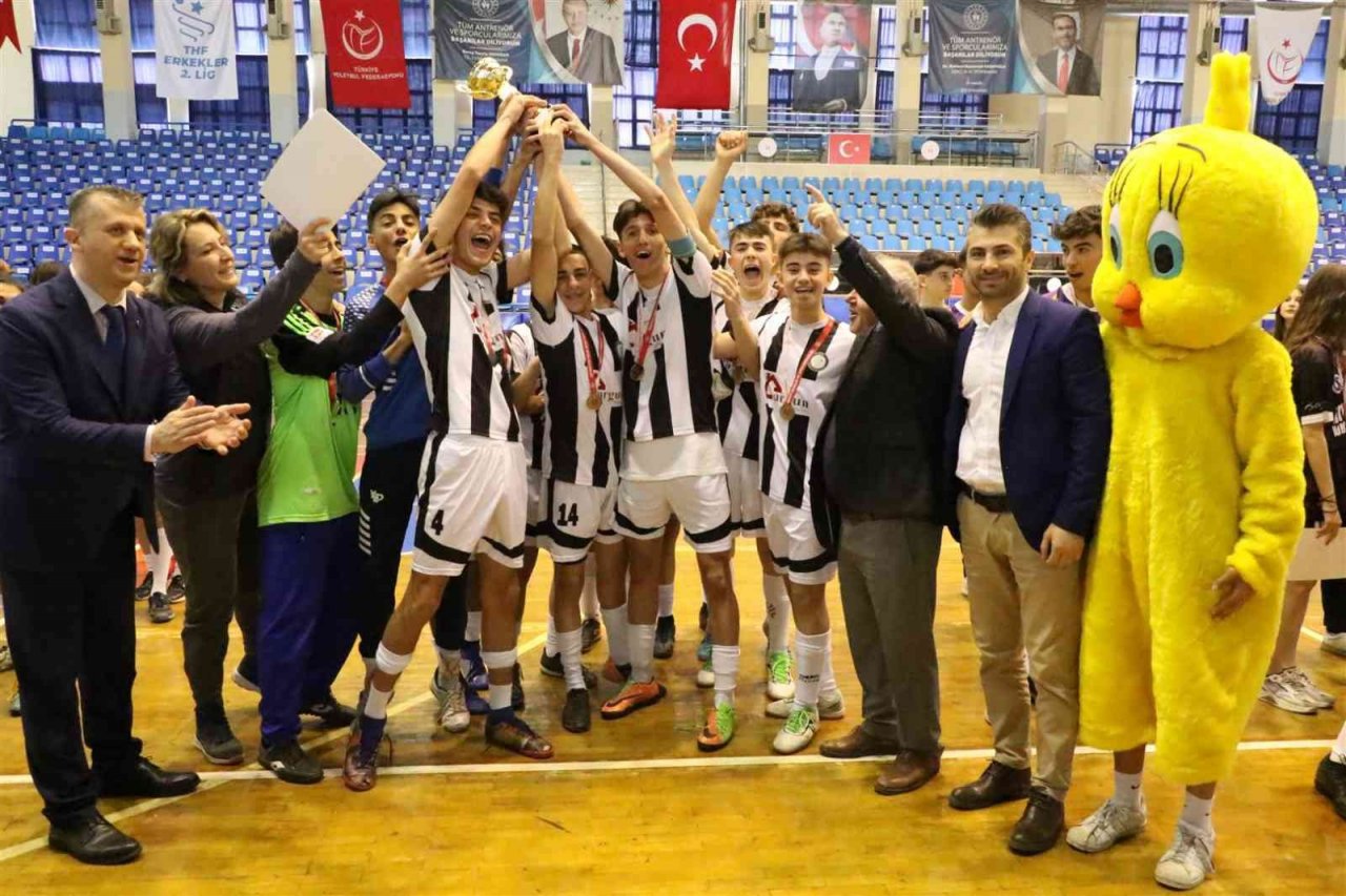 Genç Futsal şampiyonları kupayı kaldırdı