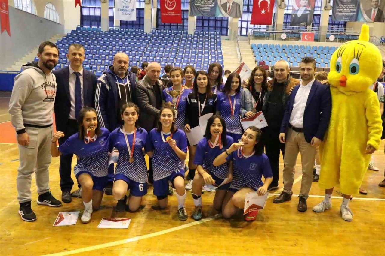 Genç Futsal şampiyonları kupayı kaldırdı