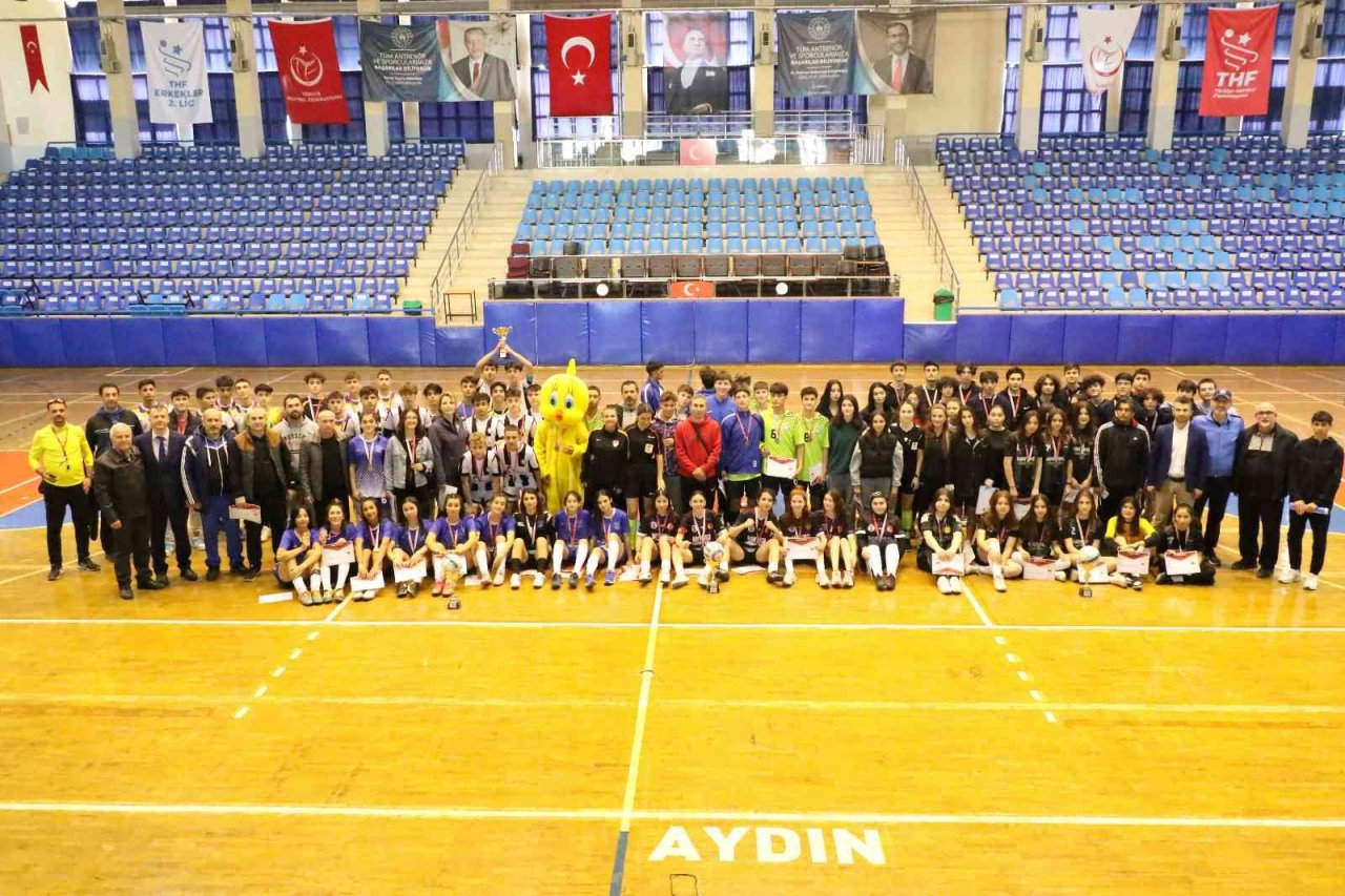 Genç Futsal şampiyonları kupayı kaldırdı