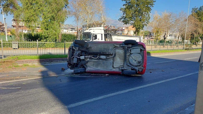 Tırla çarpışan otomobil devrildi: 2 yaralı