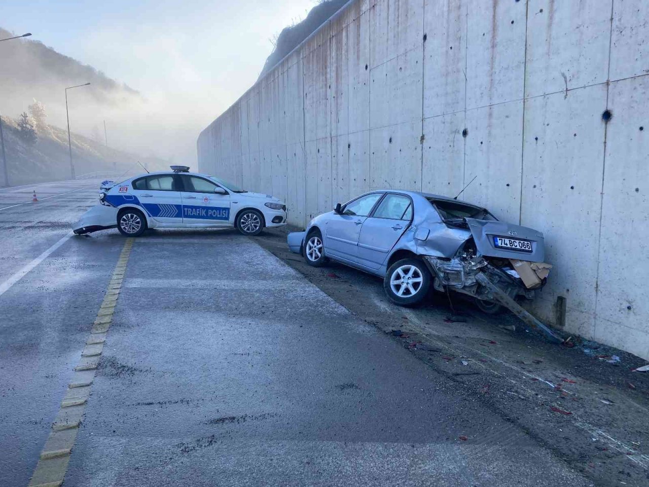 Otomobilin altında kalmaktan son anda kurtuldu