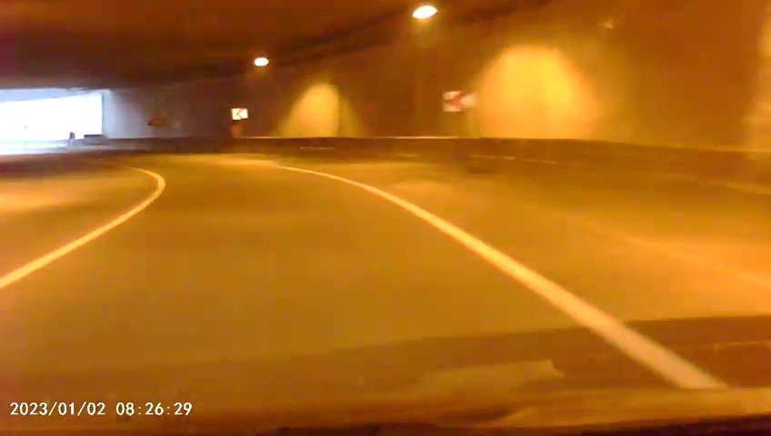 Otomobilin altında kalmaktan son anda kurtuldu