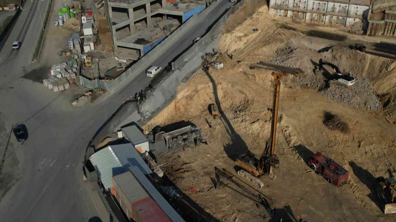 Başakşehir’de hafriyat kamyonu şantiye alanına uçtu
