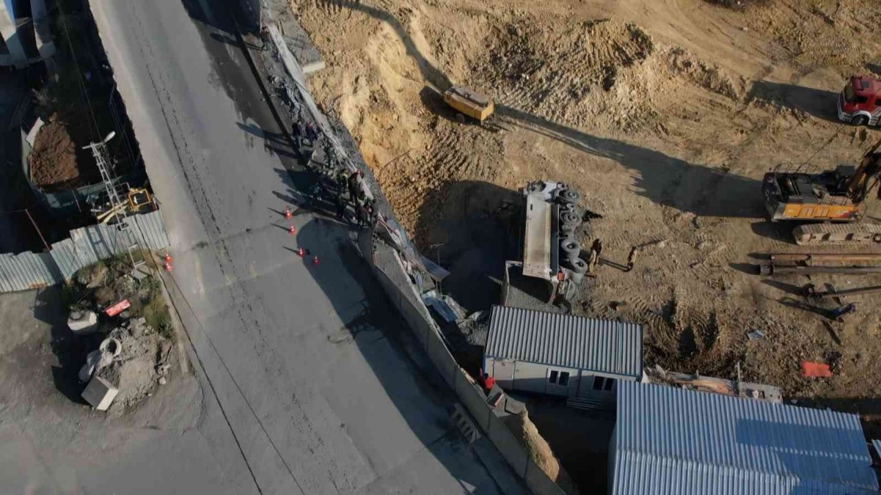 Başakşehir’de hafriyat kamyonu şantiye alanına uçtu