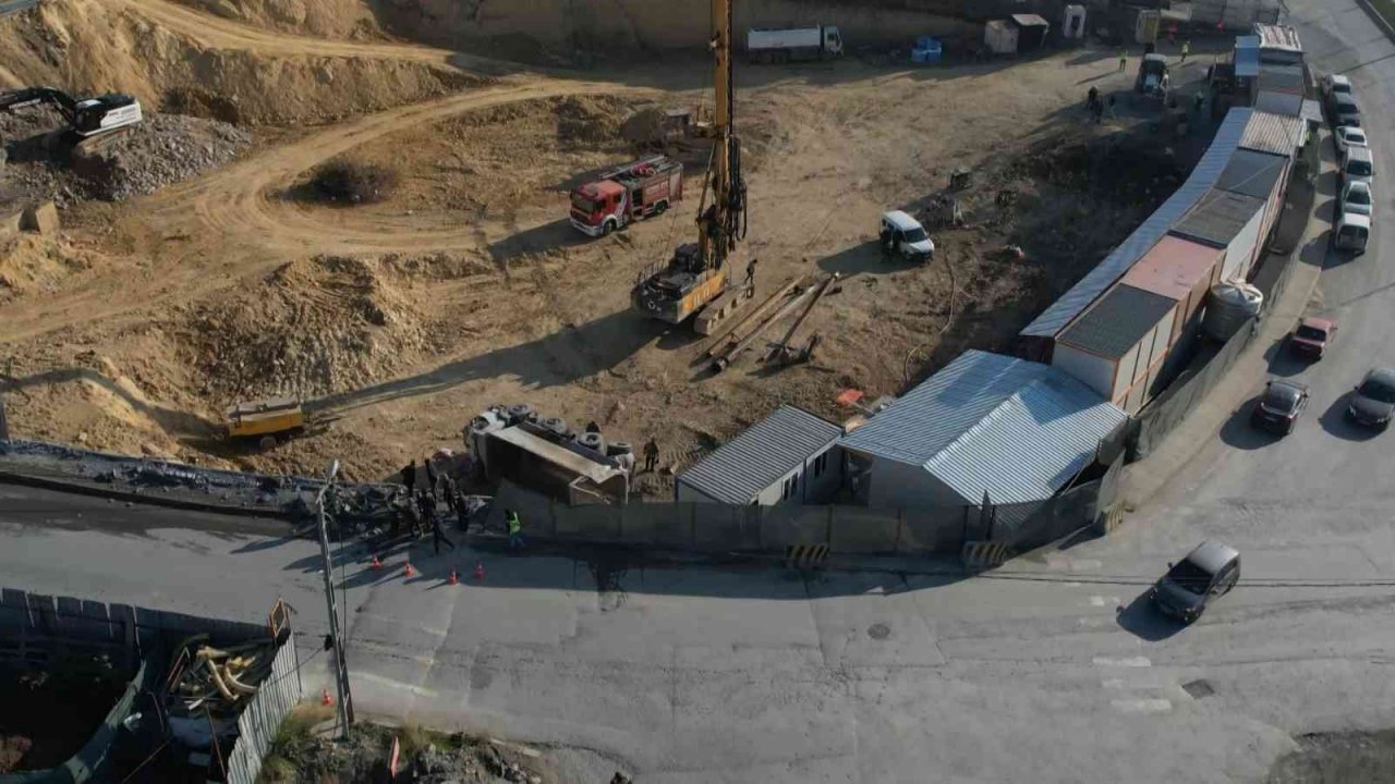 Başakşehir’de hafriyat kamyonu şantiye alanına uçtu