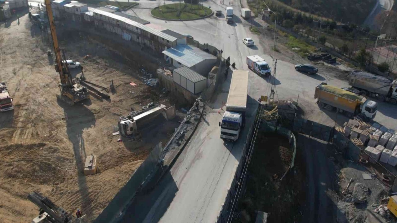 Başakşehir’de hafriyat kamyonu şantiye alanına uçtu