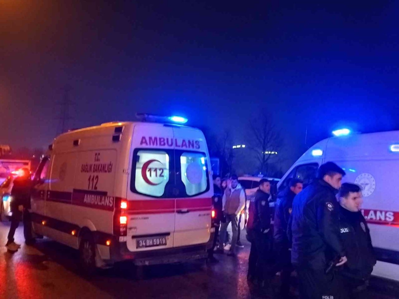 Bayrampaşa’da kamyonet ile otomobil çarpıştı: 6 yaralı