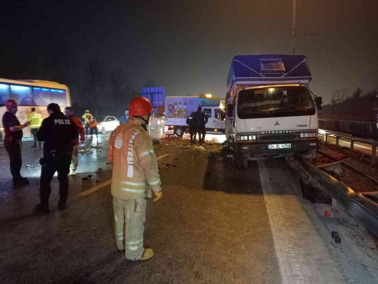 Bayrampaşa’da kamyonet ile otomobil çarpıştı: 6 yaralı