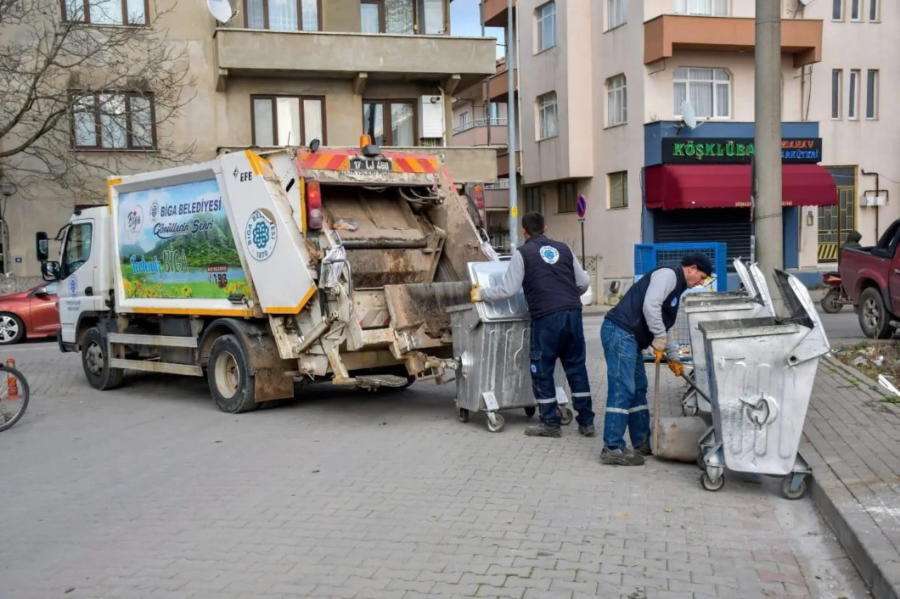 Temiz ve Güzel bir Biga için ekipler aralıksız çalışıyor