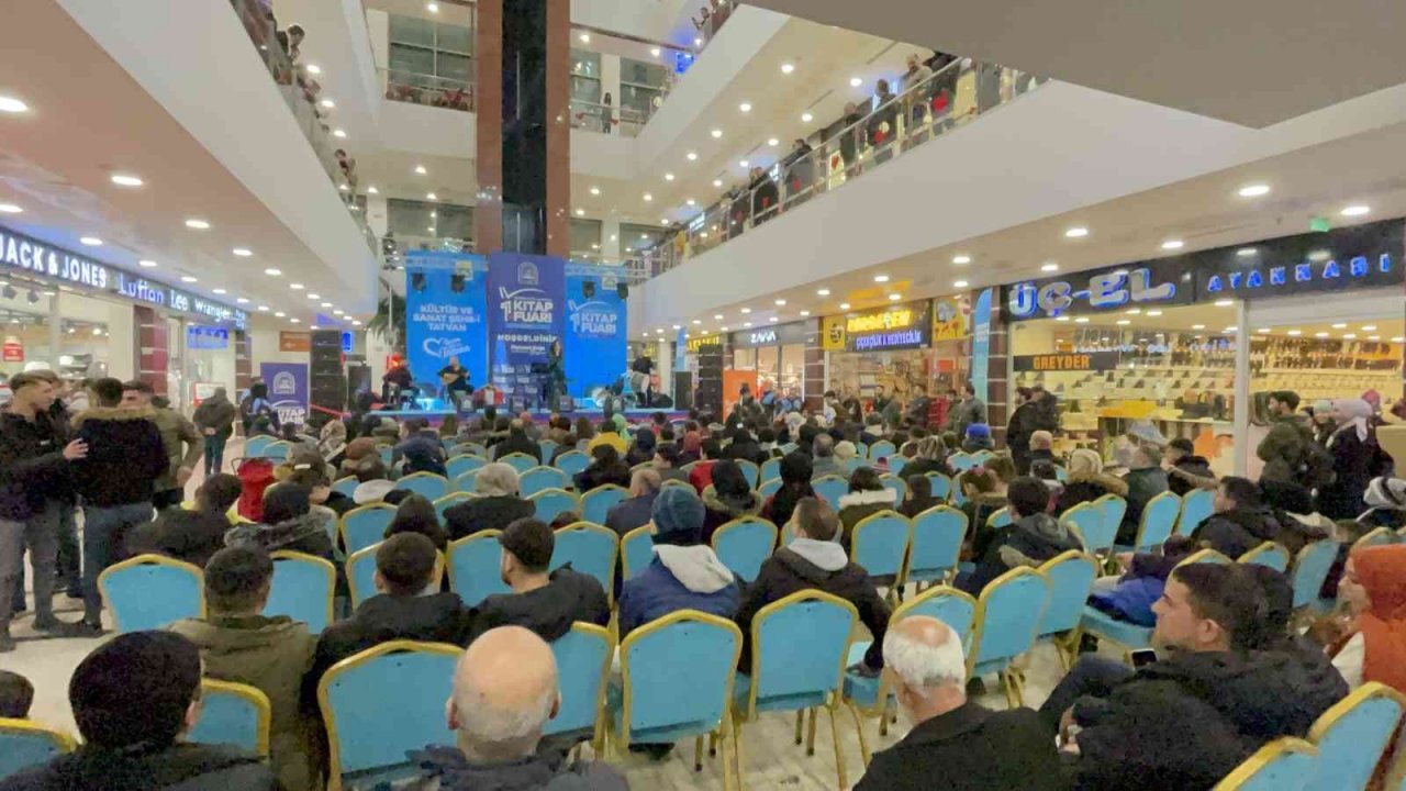 Tatvan Doğu Anadolu 1. Kitap Fuarı’nda konser keyfi yaşandı