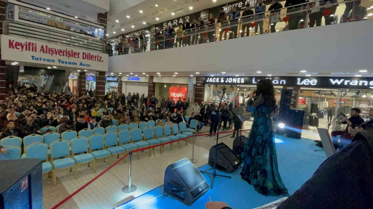 Tatvan Doğu Anadolu 1. Kitap Fuarı’nda konser keyfi yaşandı