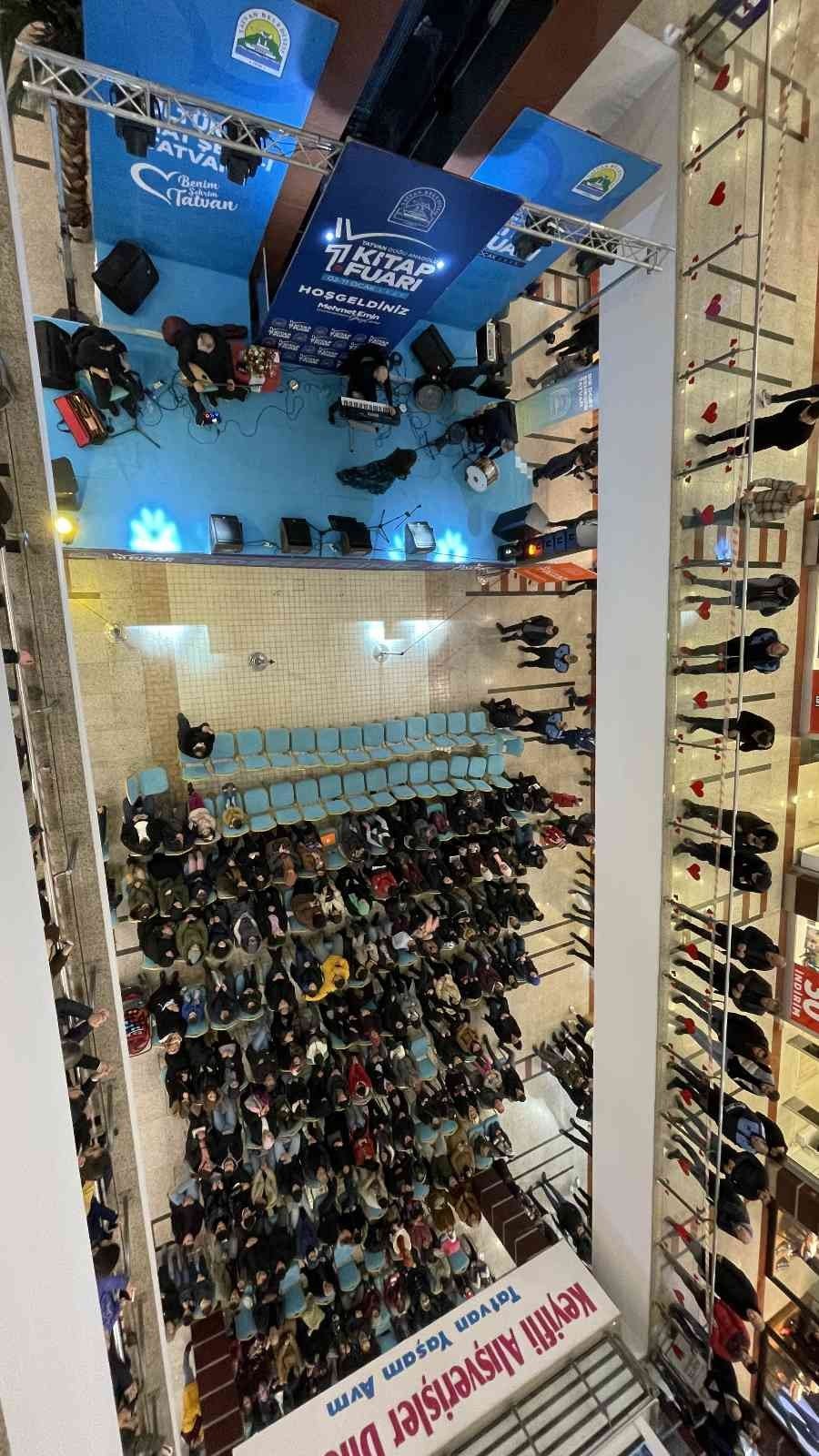 Tatvan Doğu Anadolu 1. Kitap Fuarı’nda konser keyfi yaşandı