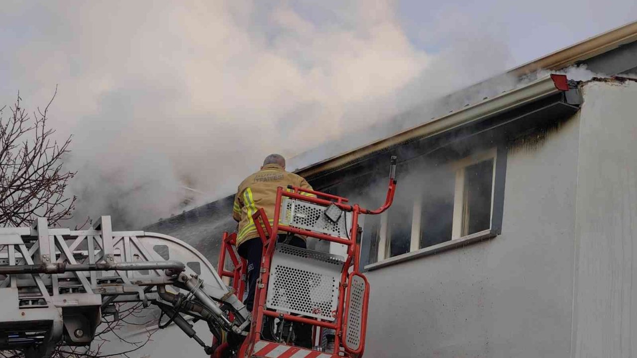 3 katlı binada korkutan yangın