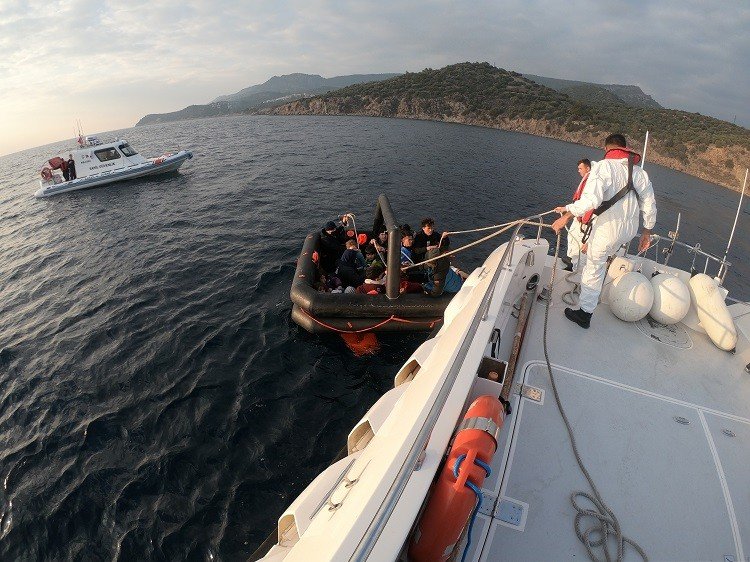 Yunan unsurları tarafından ölüme terk edilen 61 kaçak göçmen kurtarıldı