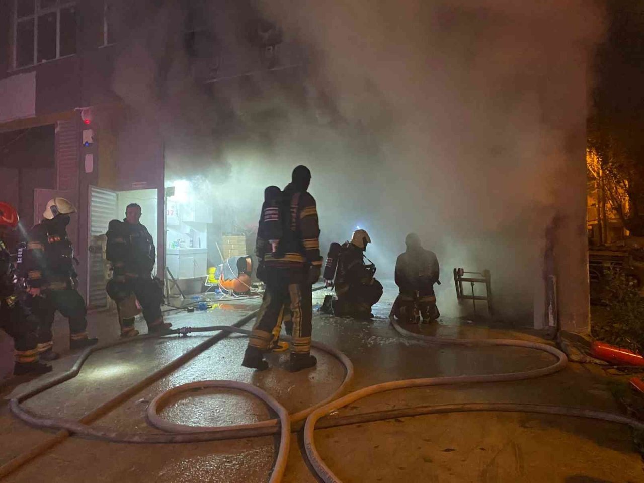 Medikal deposundaki yangın 10 saatte söndü