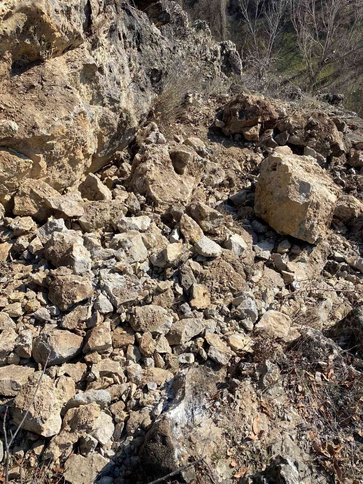 Çal jandarmasından kaçak kazı şebekesine suçüstü