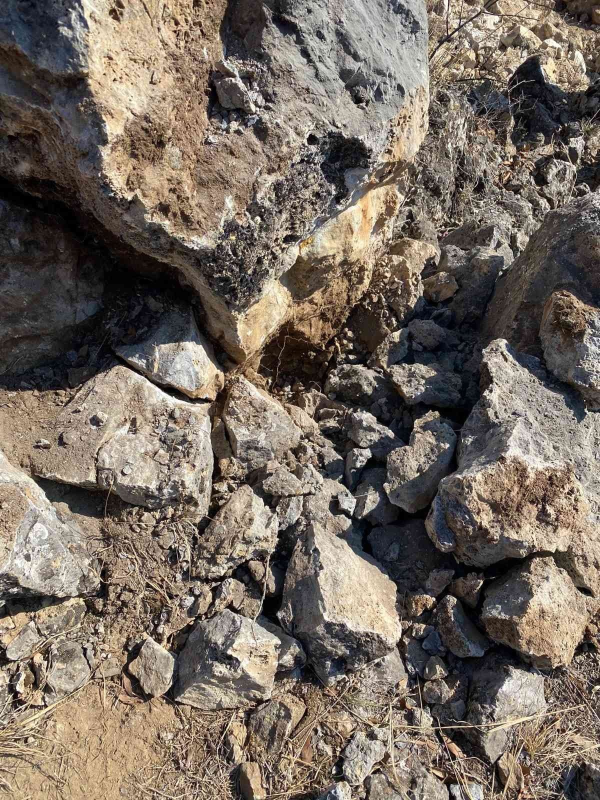 Çal jandarmasından kaçak kazı şebekesine suçüstü