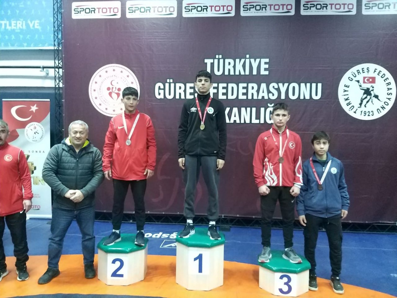 Düzceli güreşçiler 4 madalya ile döndü