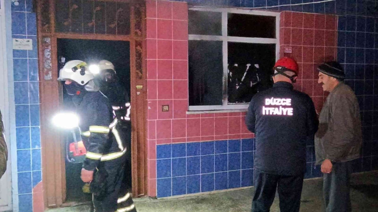 Evi yanan şahıs son anda kurtarılarak hastaneye kaldırıldı