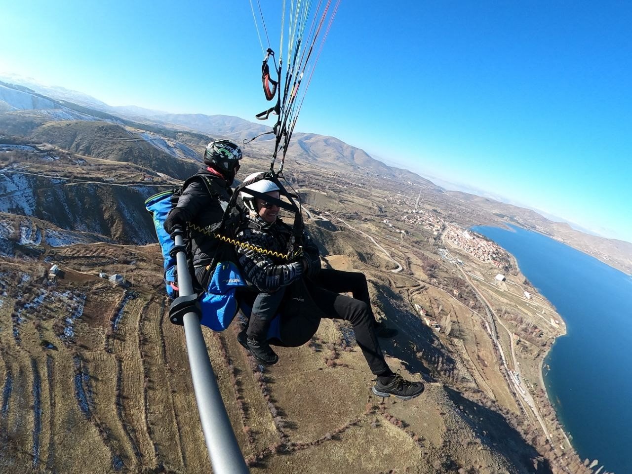Göl manzarası eşliğinde Hazarbaba Dağı’nda yamaç paraşütü keyfi