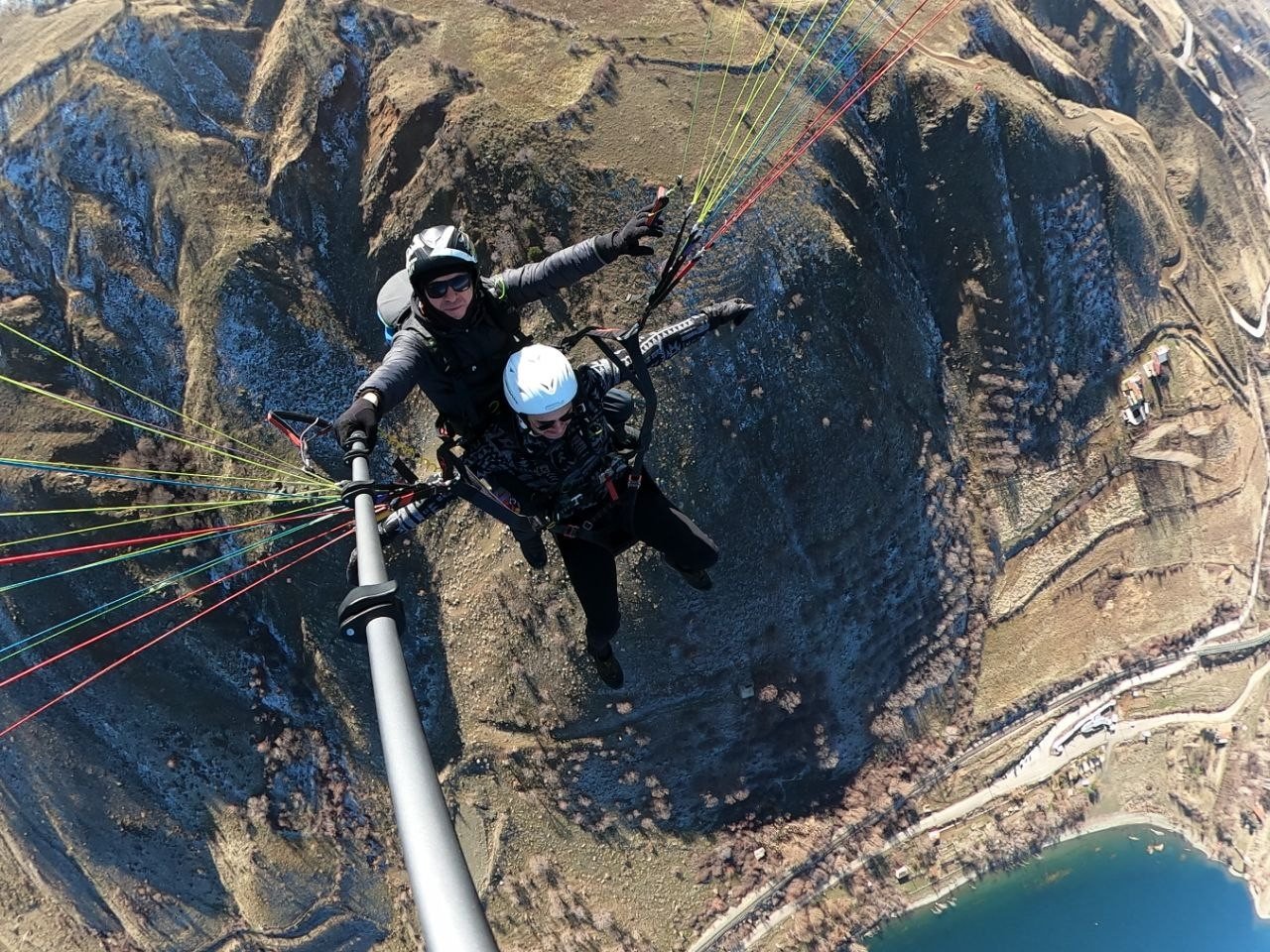 Göl manzarası eşliğinde Hazarbaba Dağı’nda yamaç paraşütü keyfi