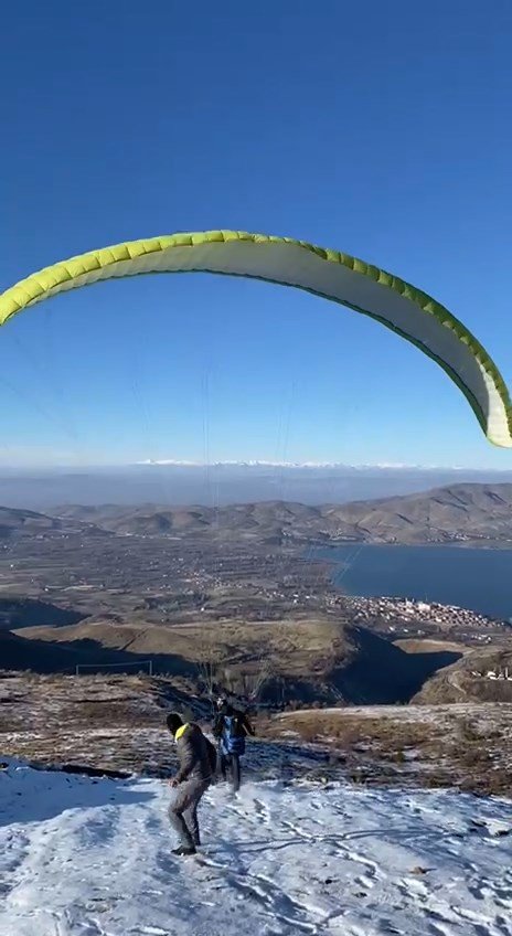 Göl manzarası eşliğinde Hazarbaba Dağı’nda yamaç paraşütü keyfi