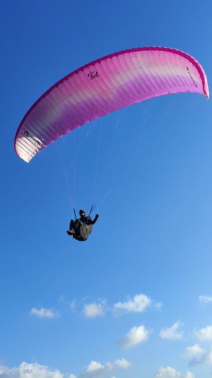 Göl manzarası eşliğinde Hazarbaba Dağı’nda yamaç paraşütü keyfi