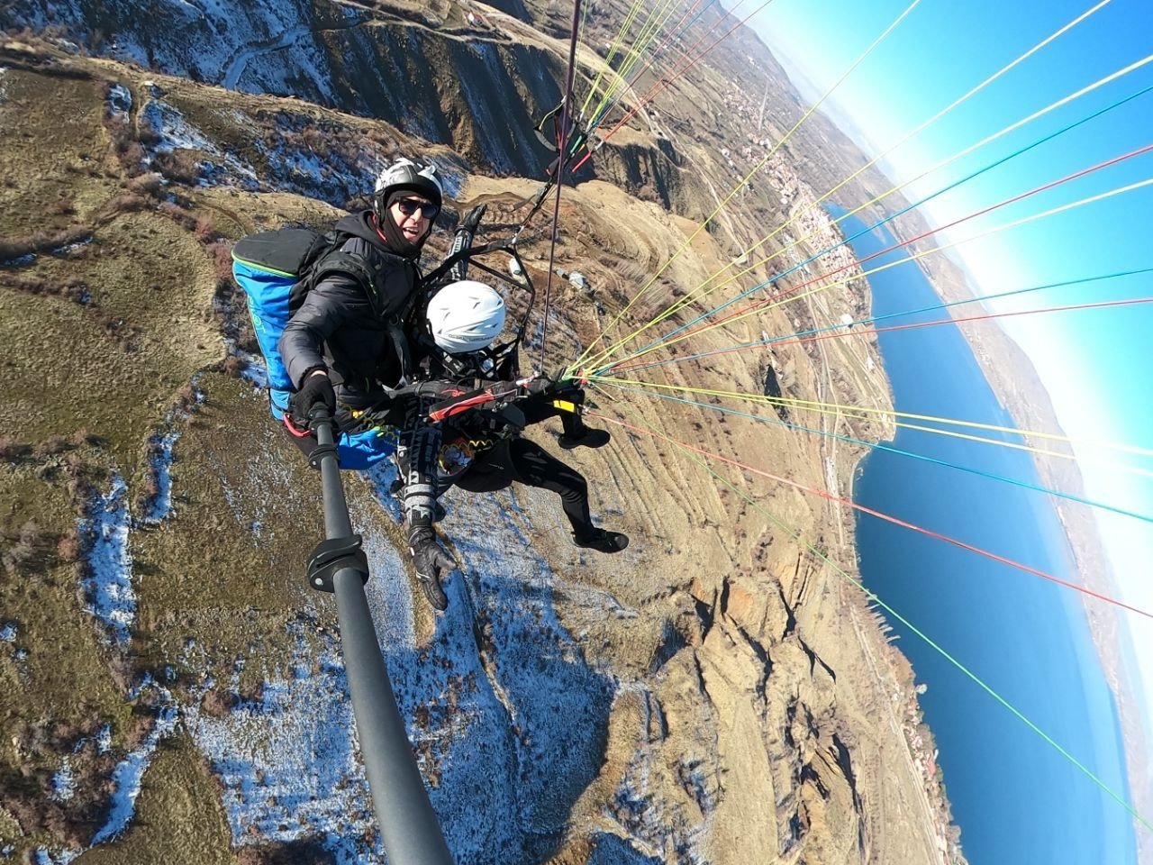 Göl manzarası eşliğinde Hazarbaba Dağı’nda yamaç paraşütü keyfi