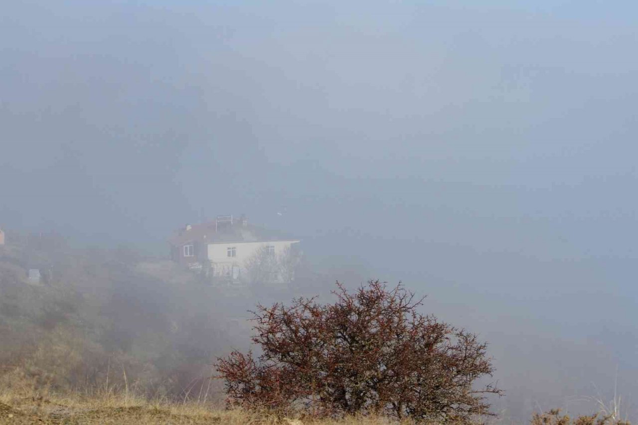 Elazığ ve Keban Baraj Gölü sis denizinde kayboldu