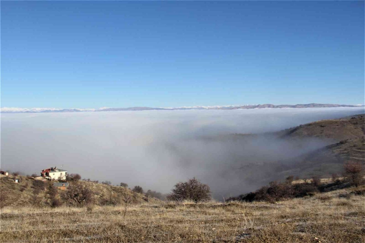 Elazığ ve Keban Baraj Gölü sis denizinde kayboldu