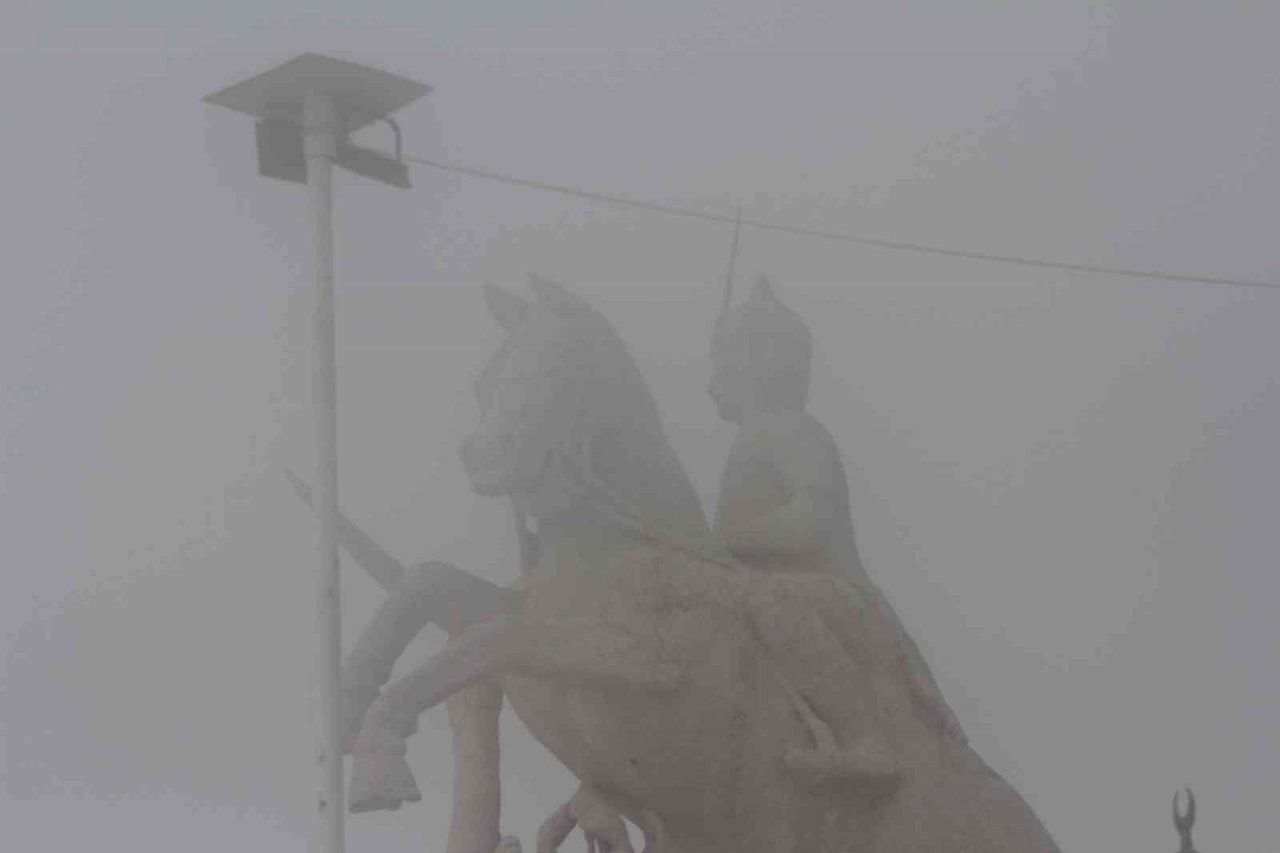 Elazığ ve Keban Baraj Gölü sis denizinde kayboldu