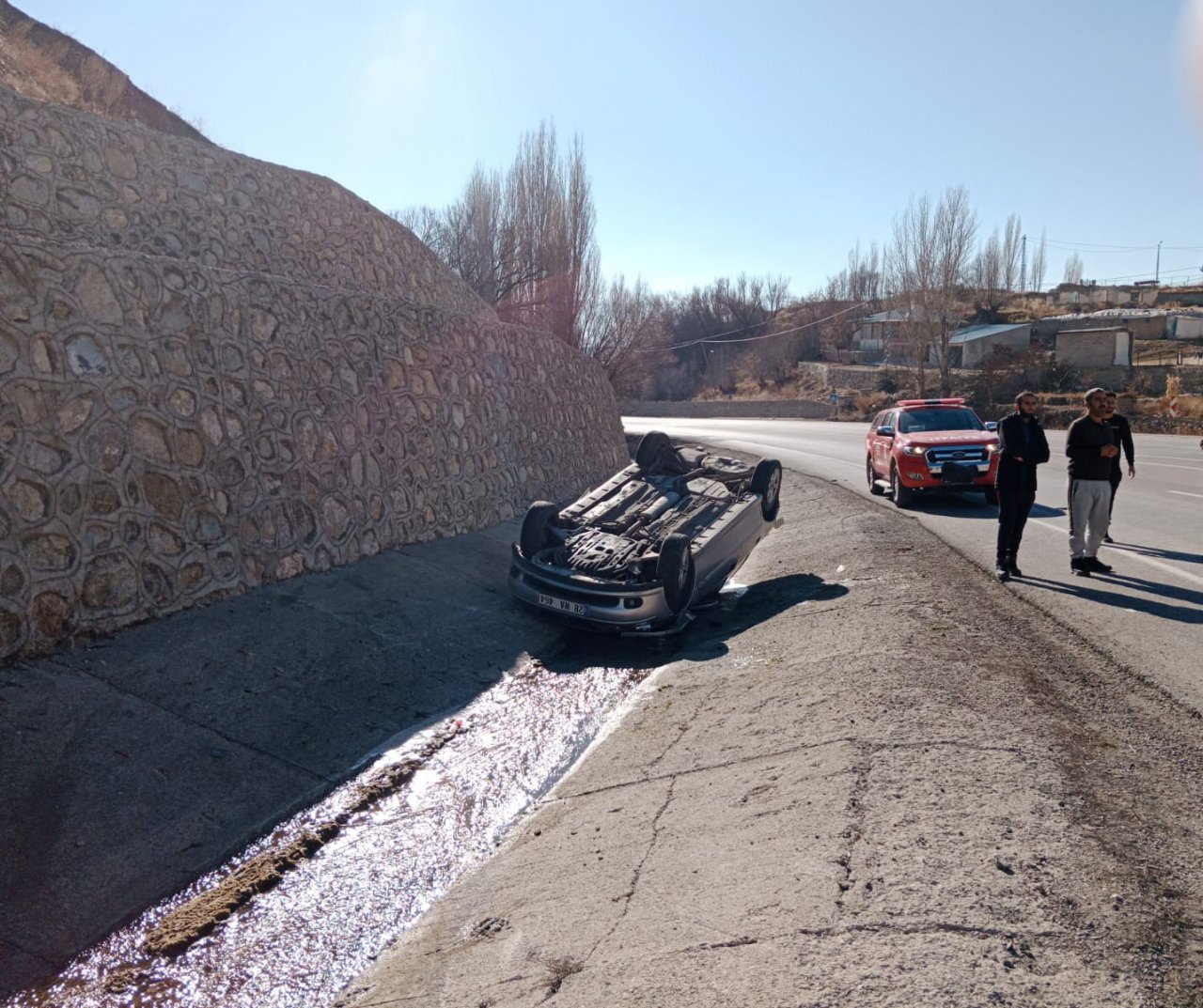 Takla atan otomobilden burnu bile kanamadan kurtuldu