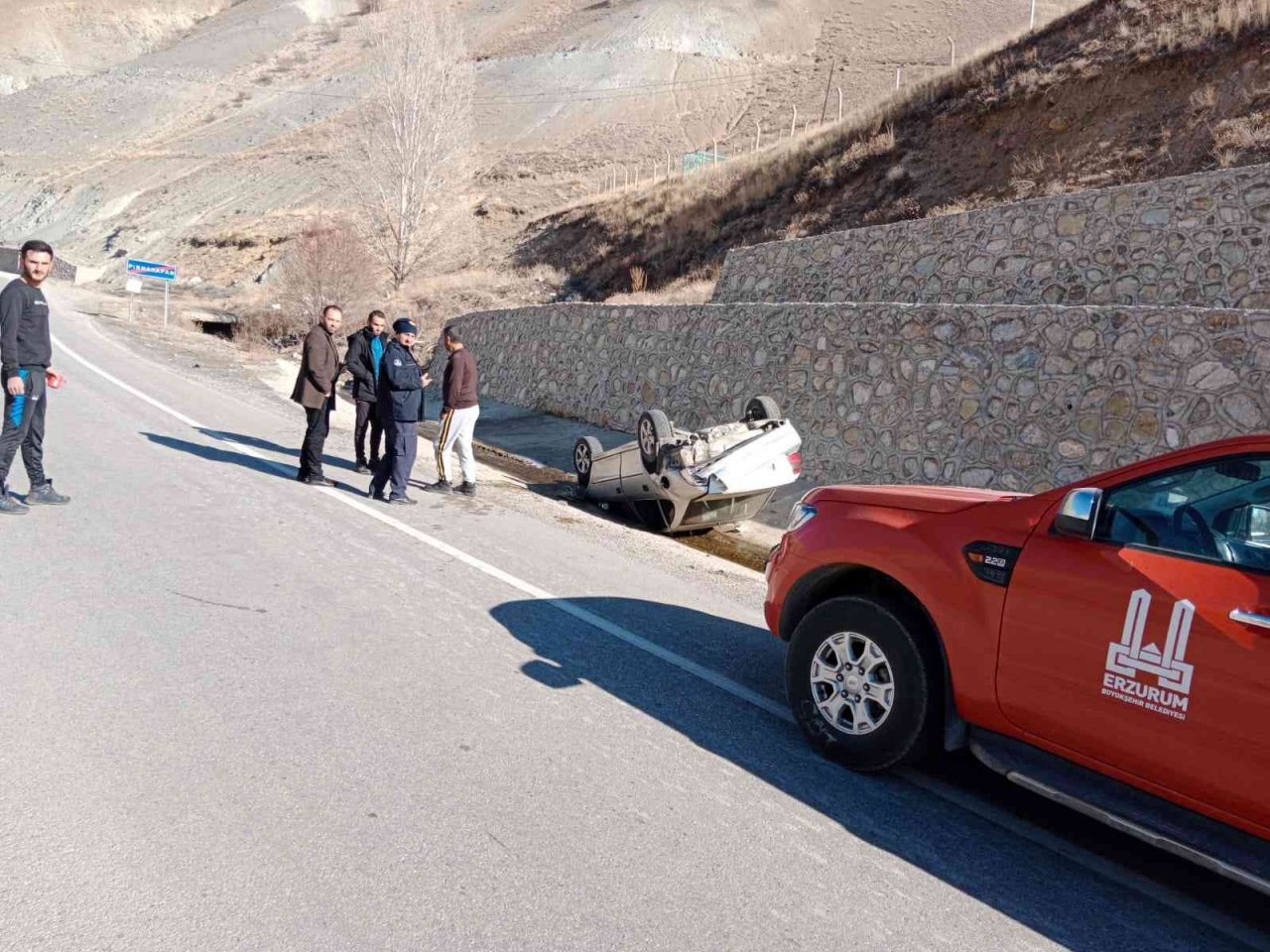 Takla atan otomobilden burnu bile kanamadan kurtuldu