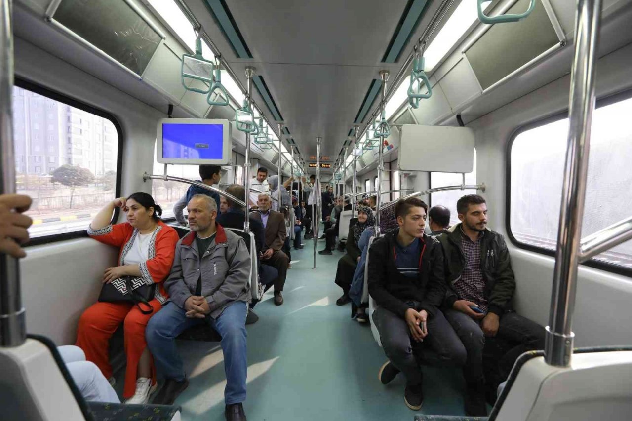 Açılışını Cumhurbaşkanı Erdoğan’ın yaptığı Gaziray’da ücretsiz binişler ay daha uzatıldı