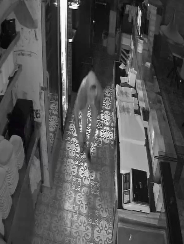 Börekçiden hırsızlık anı saniye saniye güvenlik kamerasında