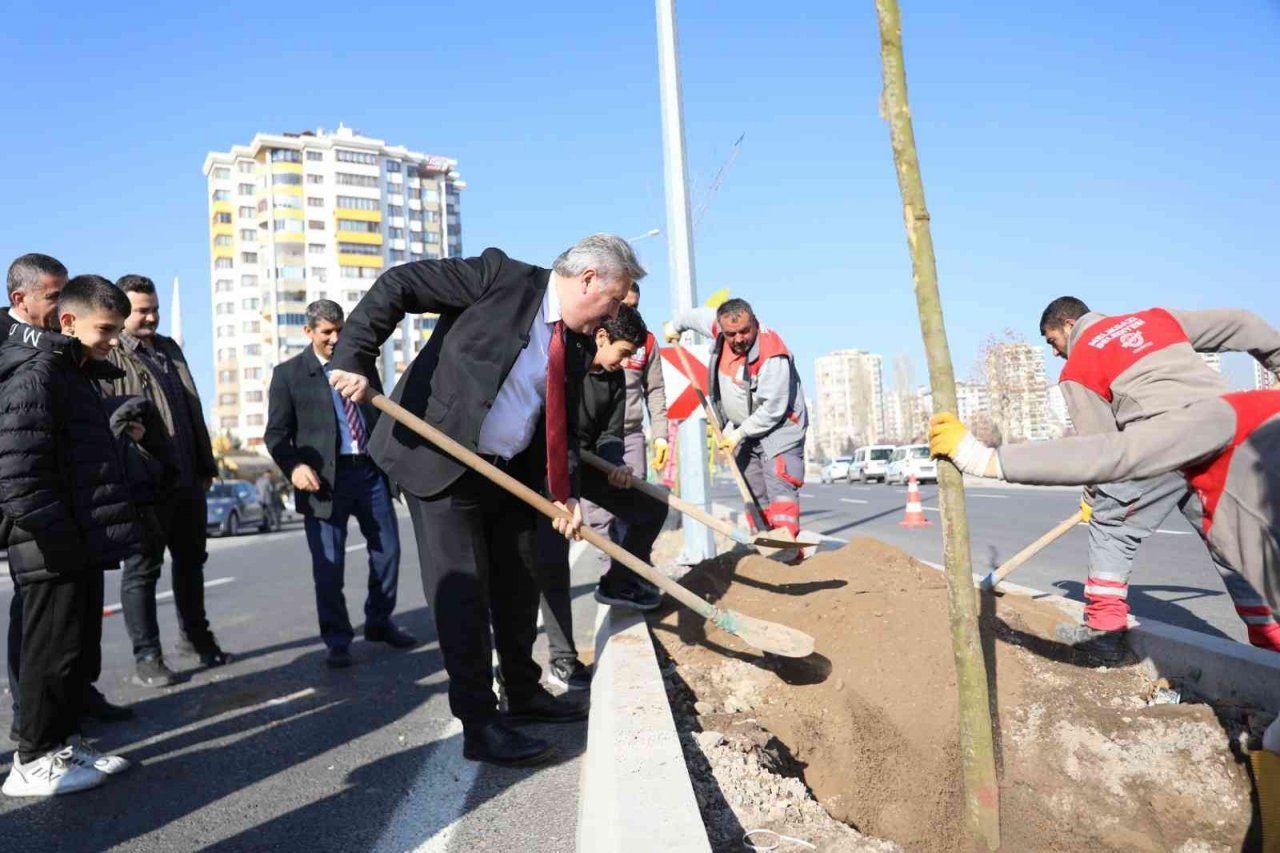 Melikgazi ilçeyi devasa ağaçlarla yeşillendirmeye devam ediyor