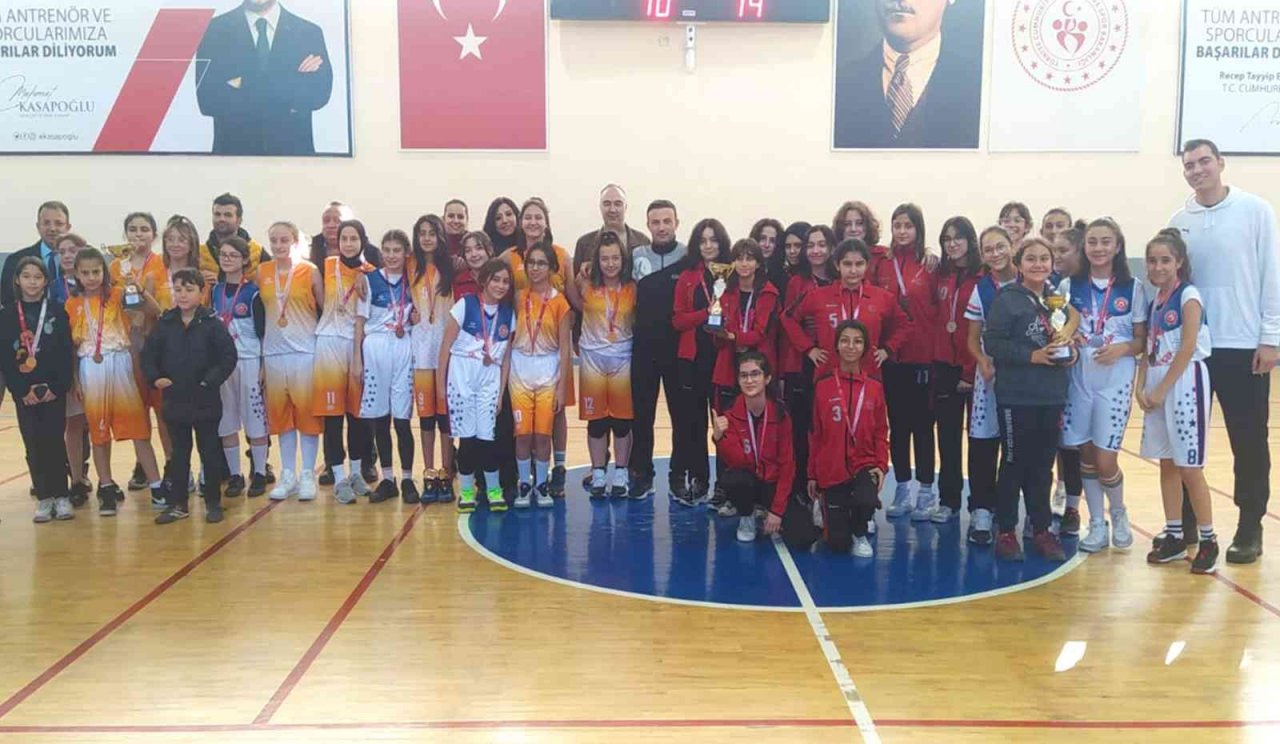 Karaman’da düzenlenen okul sporları yıldızlar basketbol müsabakaları sona erdi